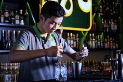 bartender nghệ sĩ pha chế rượu