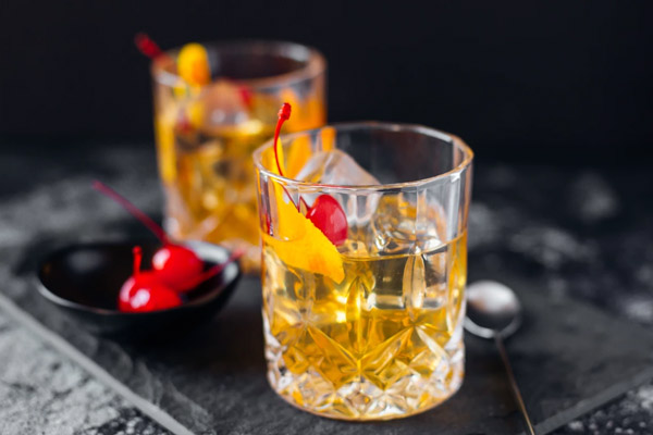 Cocktail Old Fashioned kể từ rượu Bourbon 