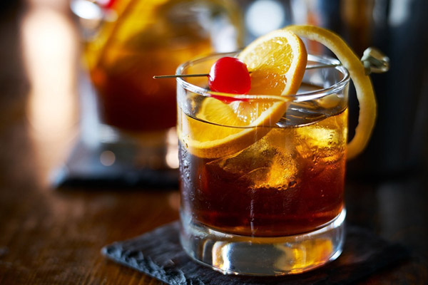 món old fashioned cocktail