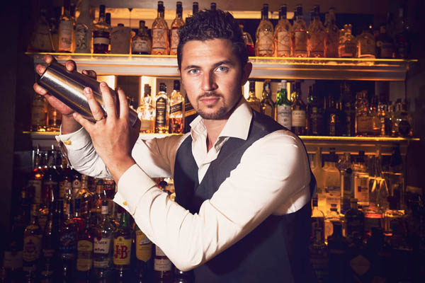 ngoại hình đẹp mới làm bartender