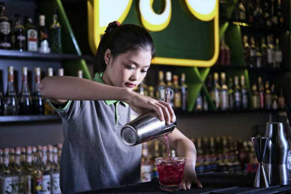 con gái nên học nghề bartender