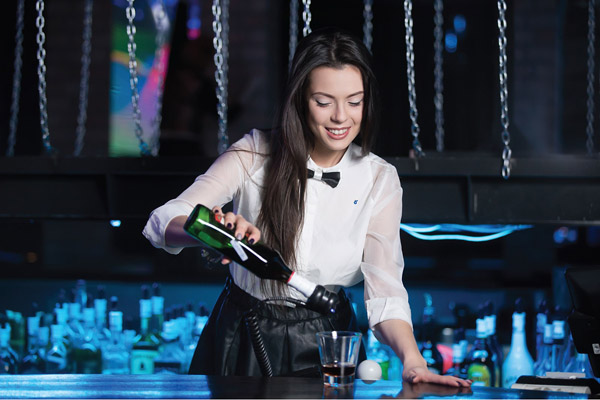 tinh ý của bartender nữ