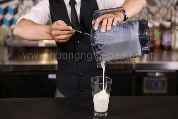 xay nhuyễn hỗn hợp nước cốt dừa