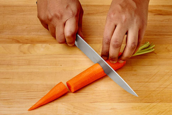cắt cà rốt thành từng khúc nhỏ