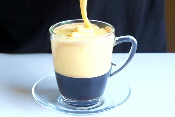 Rót kem trứng vào ly cà phê