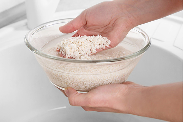 Rửa sạch gạo với nước