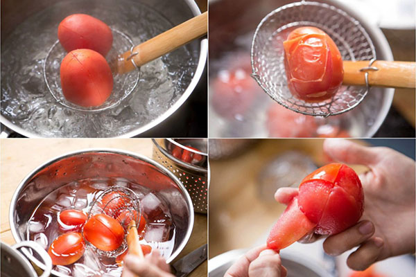 Chần sơ cà chua trong nước sôi 