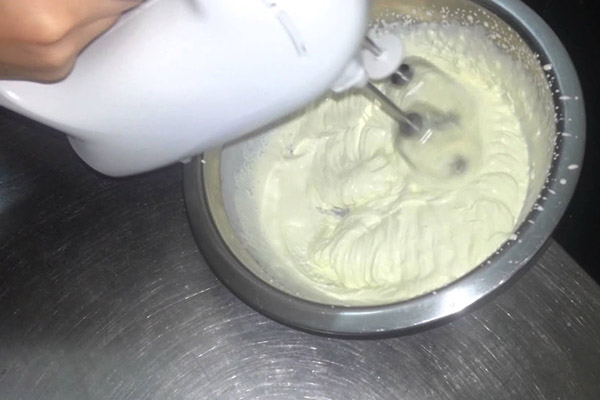 Đánh whipping cream theo một chiều 