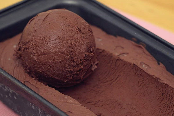 Cách thực hiện kem socola ko cần thiết máy vô cùng giản dị và đơn giản bên trên nhà