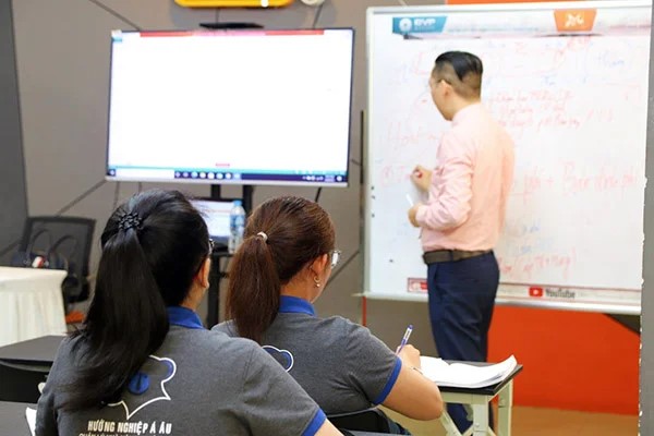 lắng nghe giảng viên