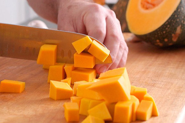 Cắt nhỏ bí đỏ để dễ ép