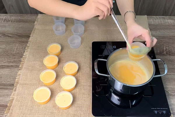 Pudding trứng có màu vàng tươi óng ánh 